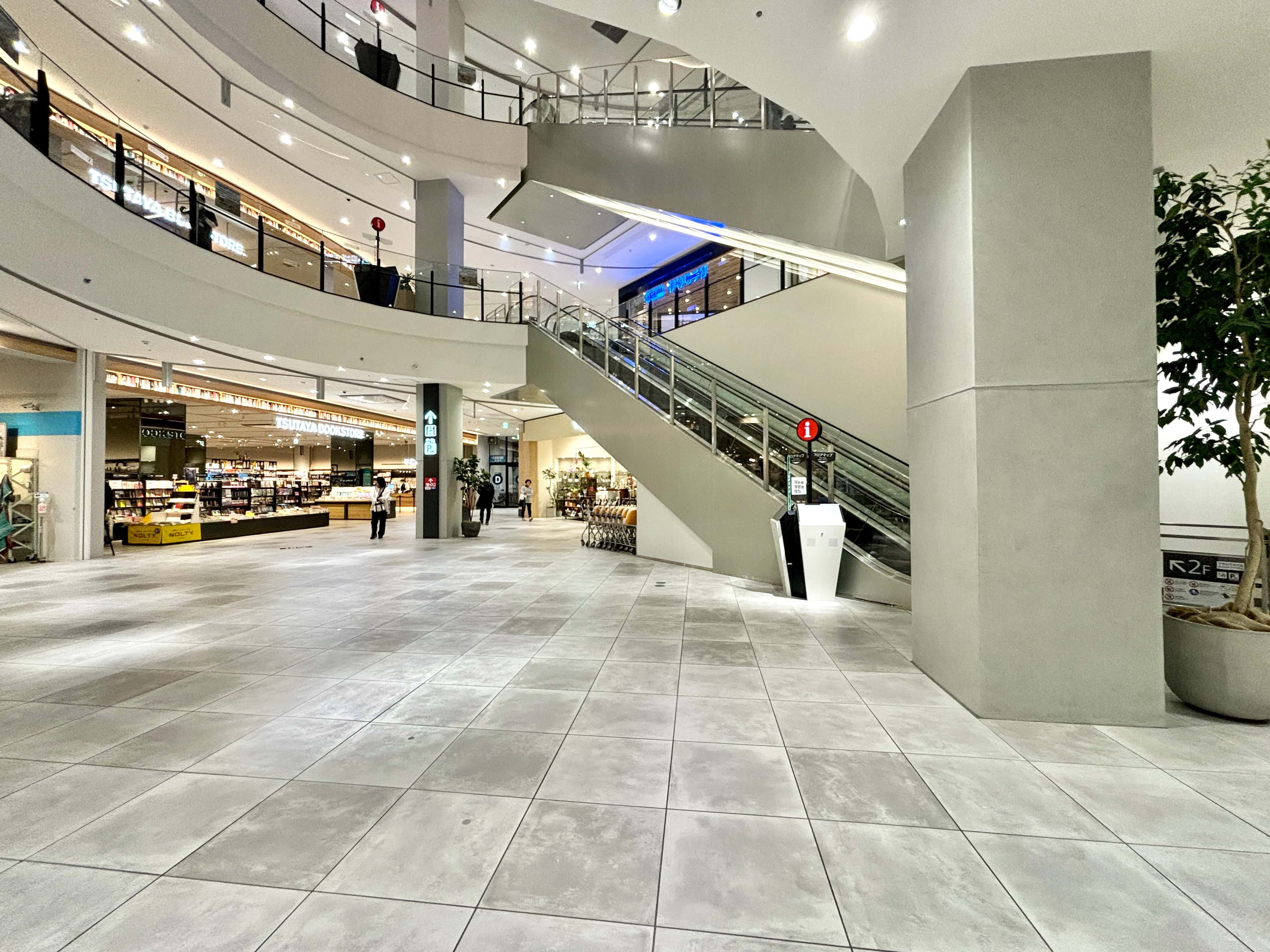 1F サウスコート