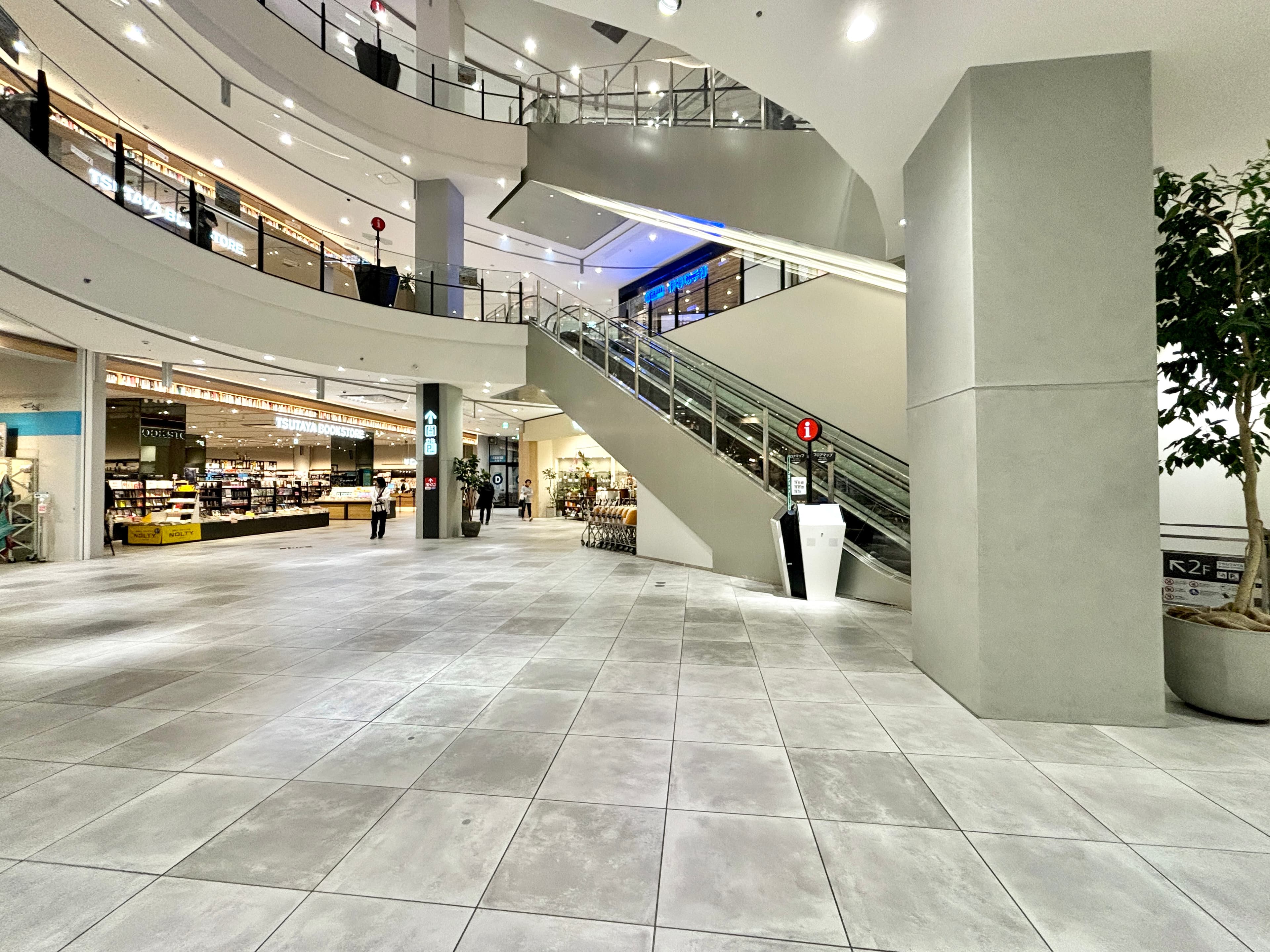 1F サウスコート