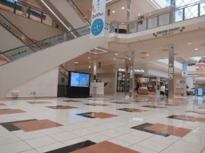 『1F センターコート』-専門店街の中心に位置するイベントコート:クリスマスシーズンにはツリーが輝く人気スポット