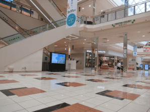 『1F センターコート』-専門店街の中心に位置するイベントコート:クリスマスシーズンにはツリーが輝く人気スポット