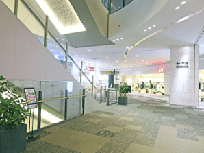 東館2階 H&M前エスカレーター