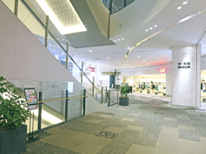 東館2階 H&M前エスカレーター