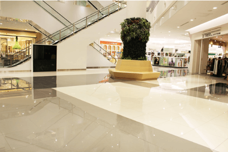 1F西エスカレーター前