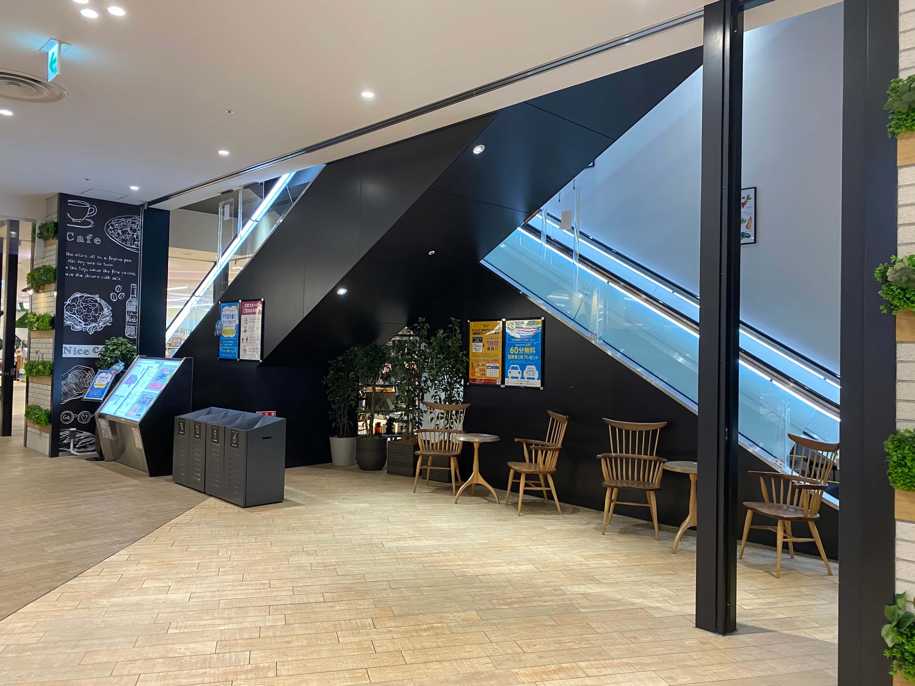 目の前にスーパーマーケットKOHYOの売り場があり、人通りが多く活気に溢れたスペースです。