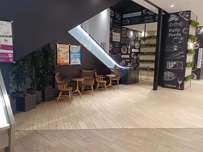 目の前にスーパーマーケットKOHYOの売り場があり、人通りが多く活気に溢れたスペースです。1