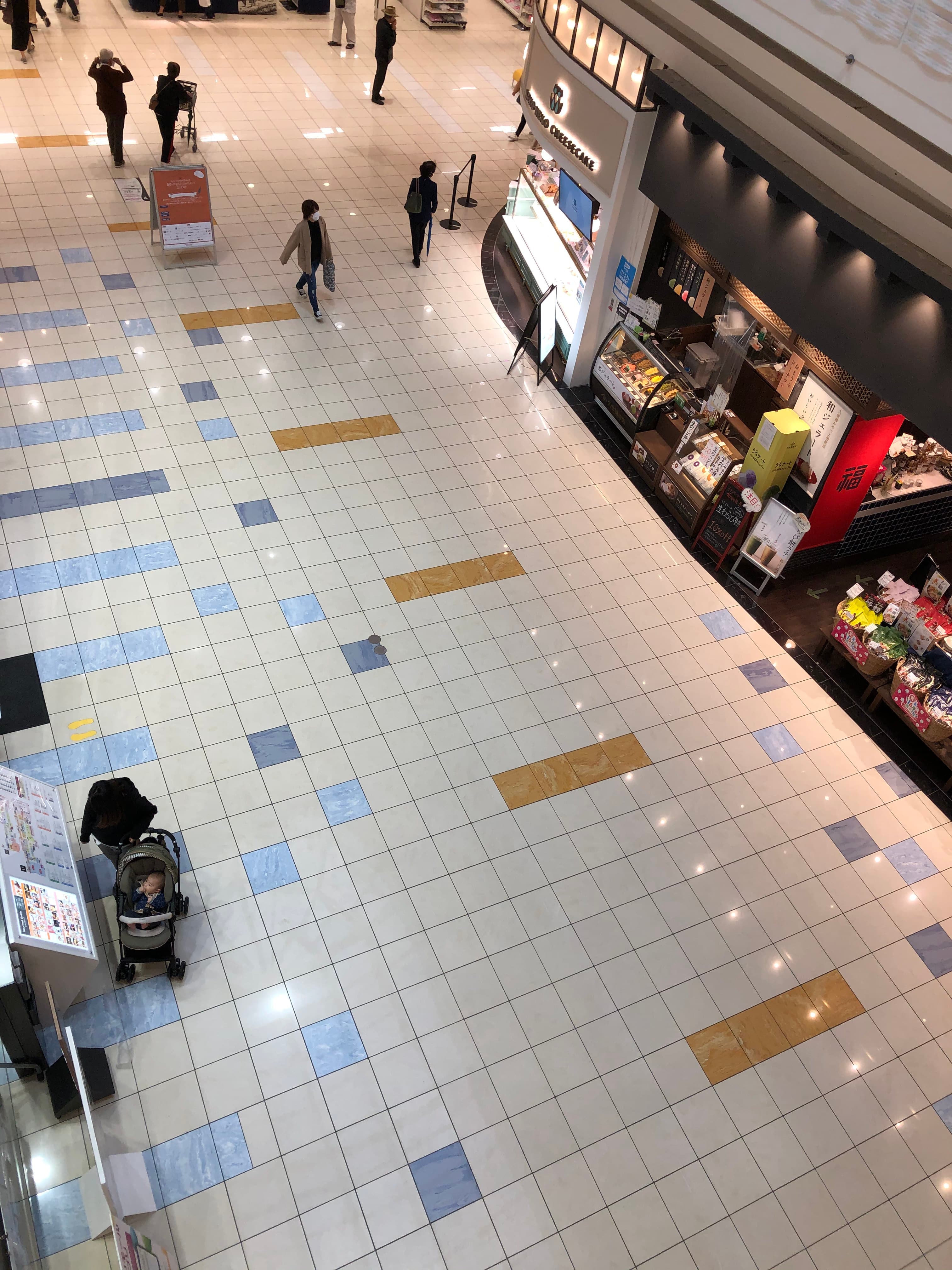 久世福商店前・212キッチンストア前