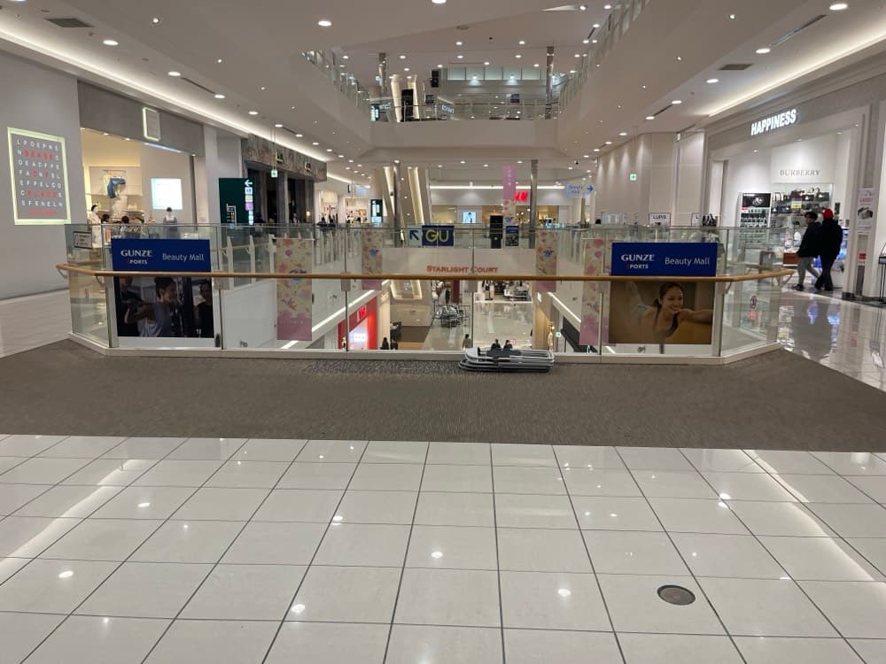 ノースモールエスカレーター脇(LUSH前)