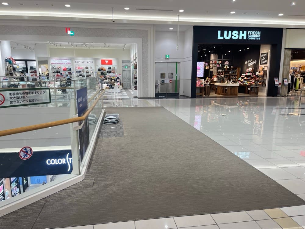 ノースモールエスカレーター脇(LUSH前)1