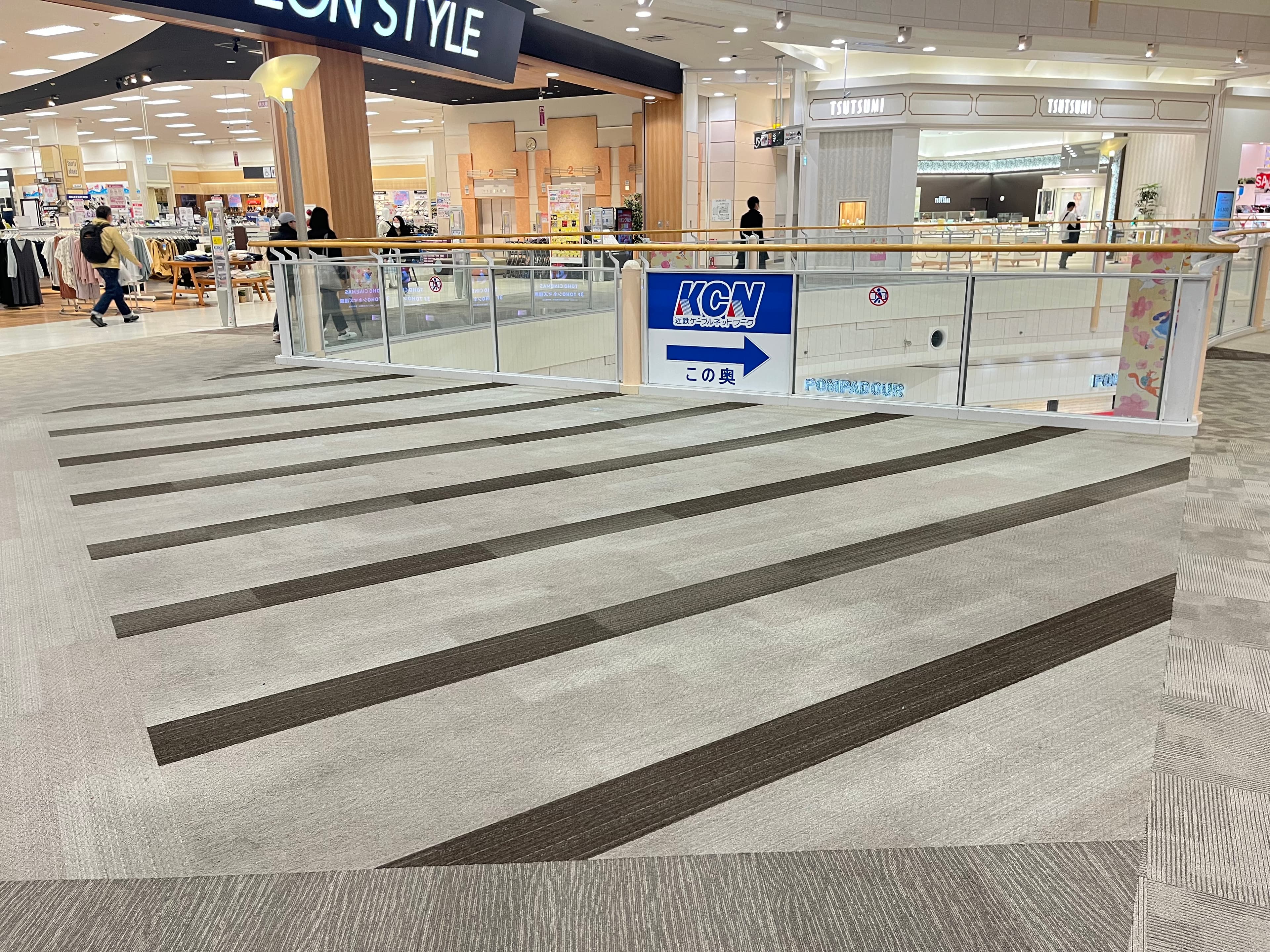 サウスモールエスカレーター脇(ONWARD前)