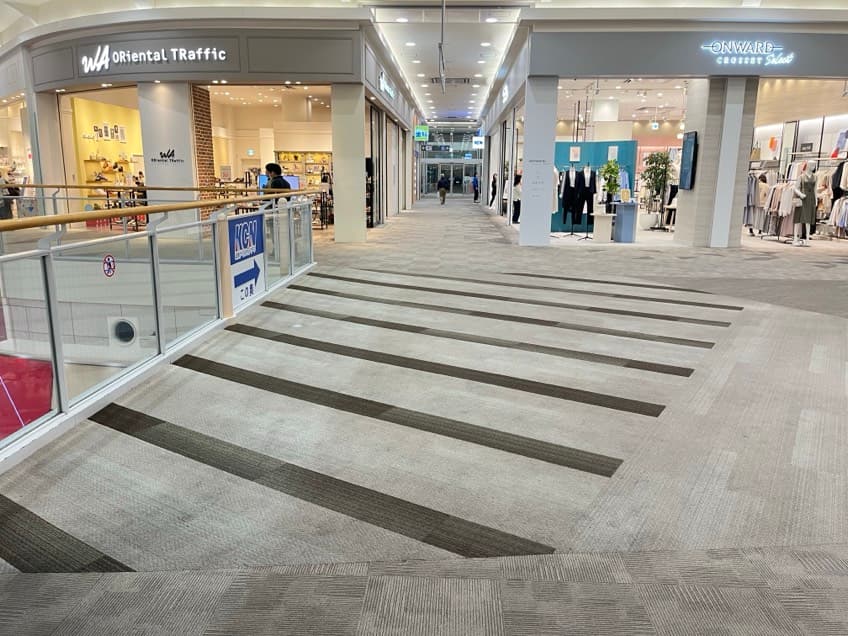 サウスモールエスカレーター脇(ONWARD前)1