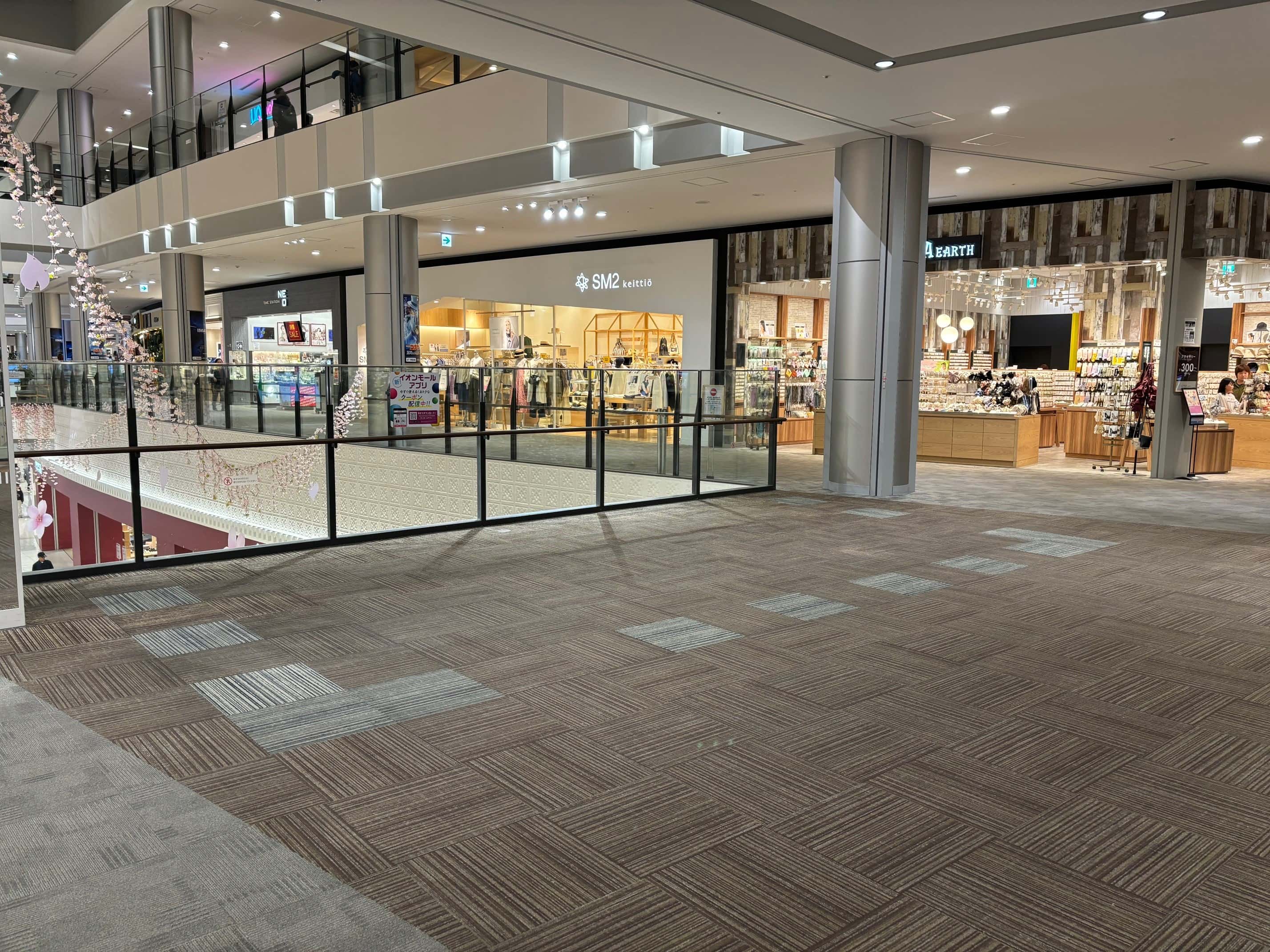 2階中央エスカレーター前