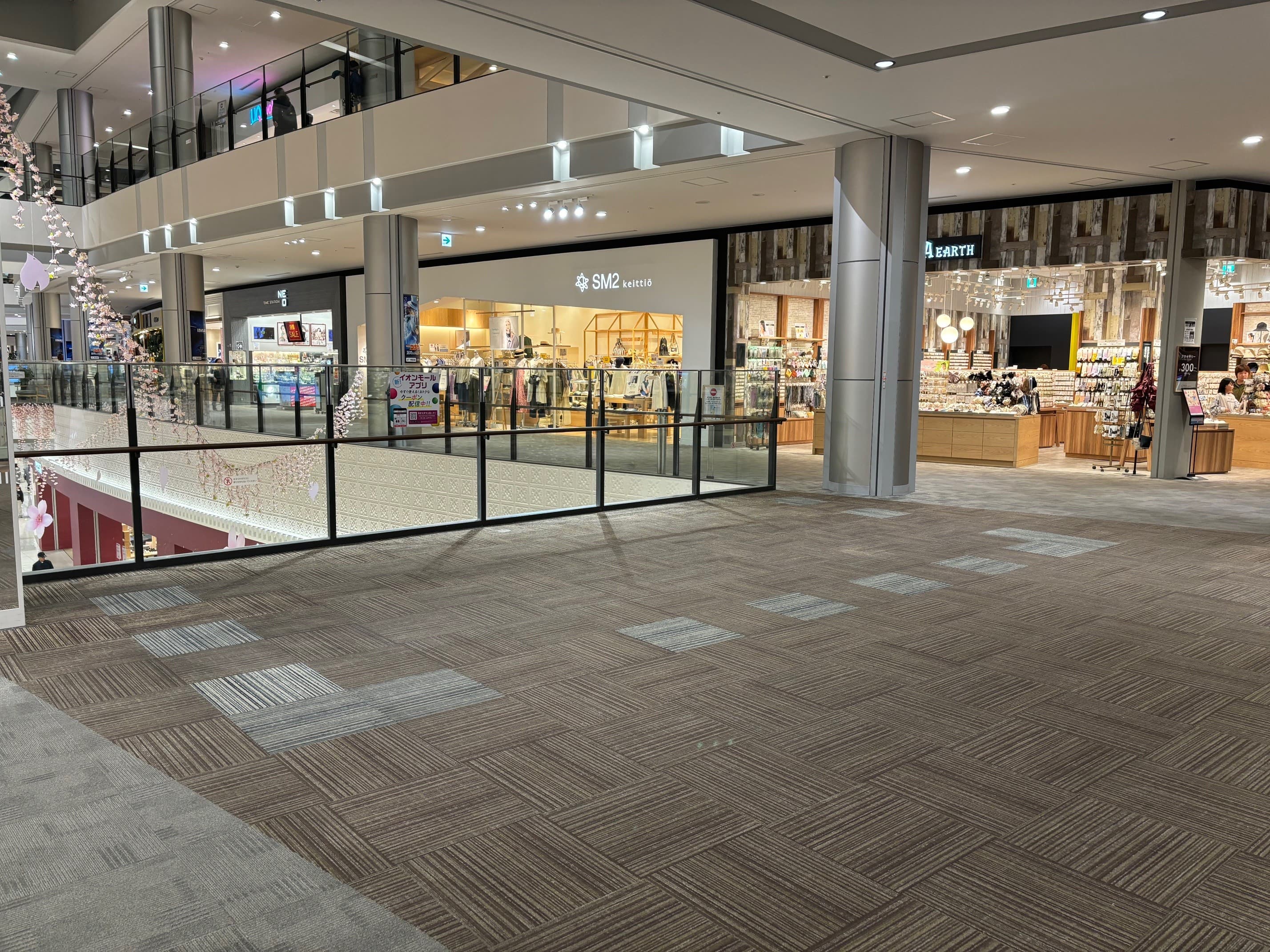 2階中央エスカレーター前