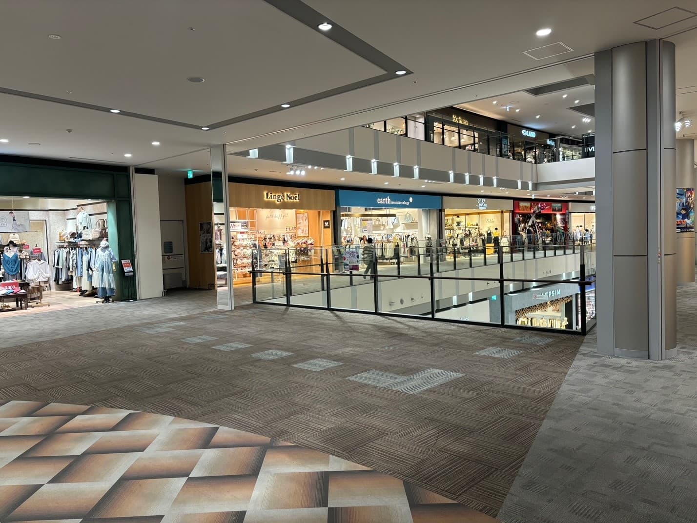 2階中央エスカレーター前2