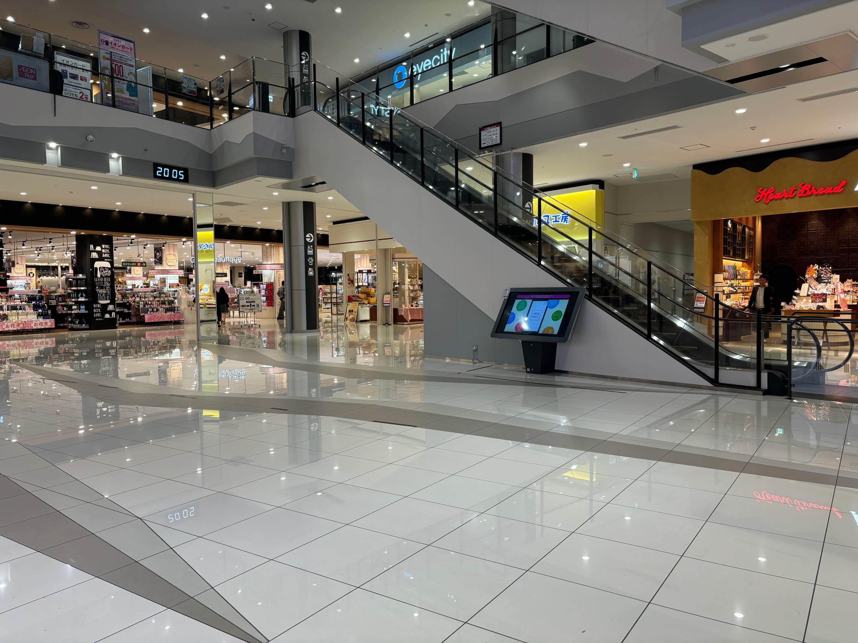 風のコート大 モール側から