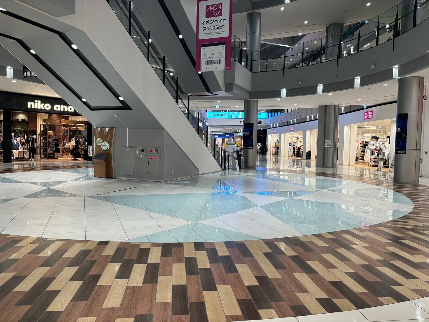 1階水のコート(H&M側)2