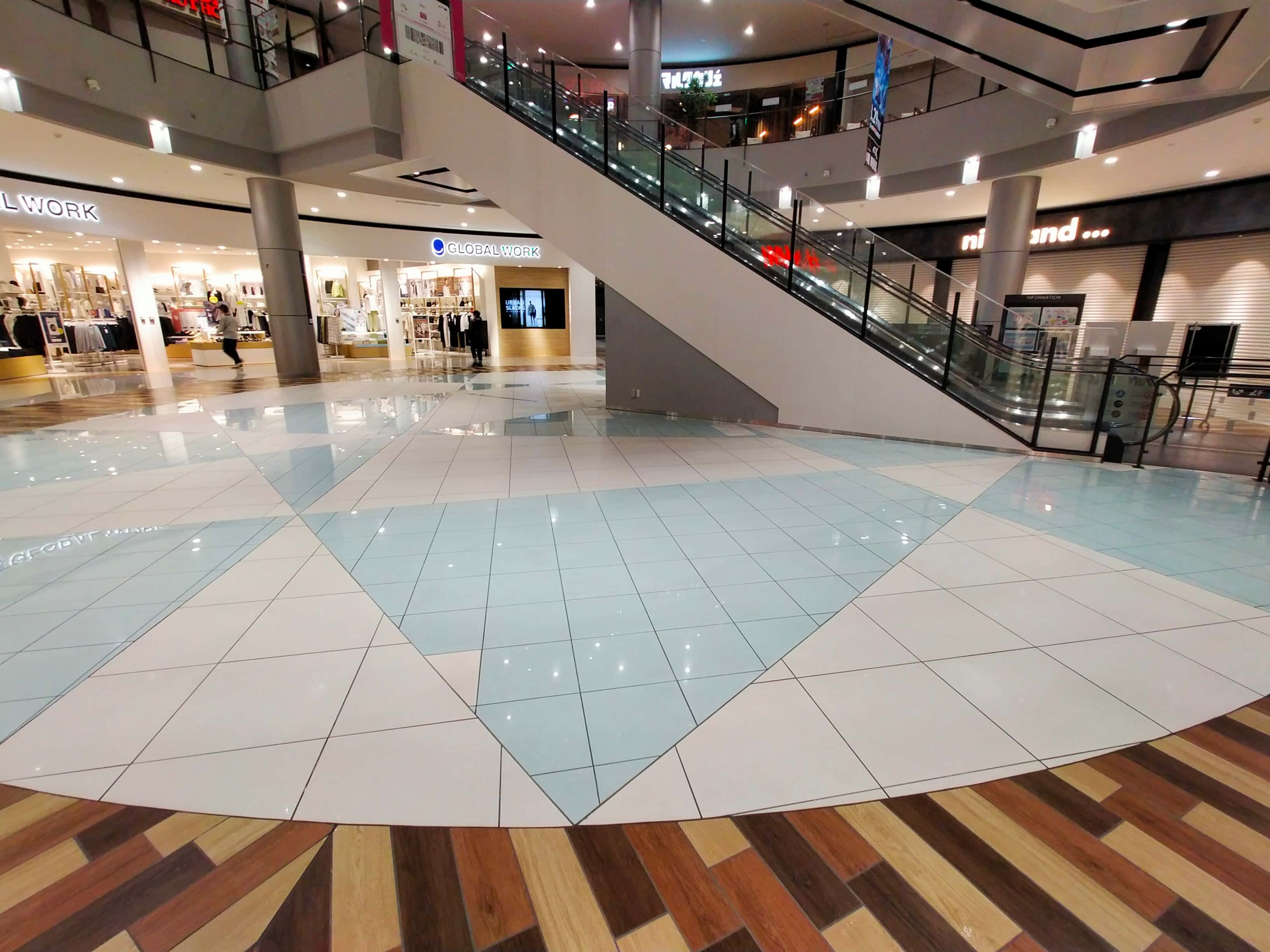 1階水のコート(H&M側)