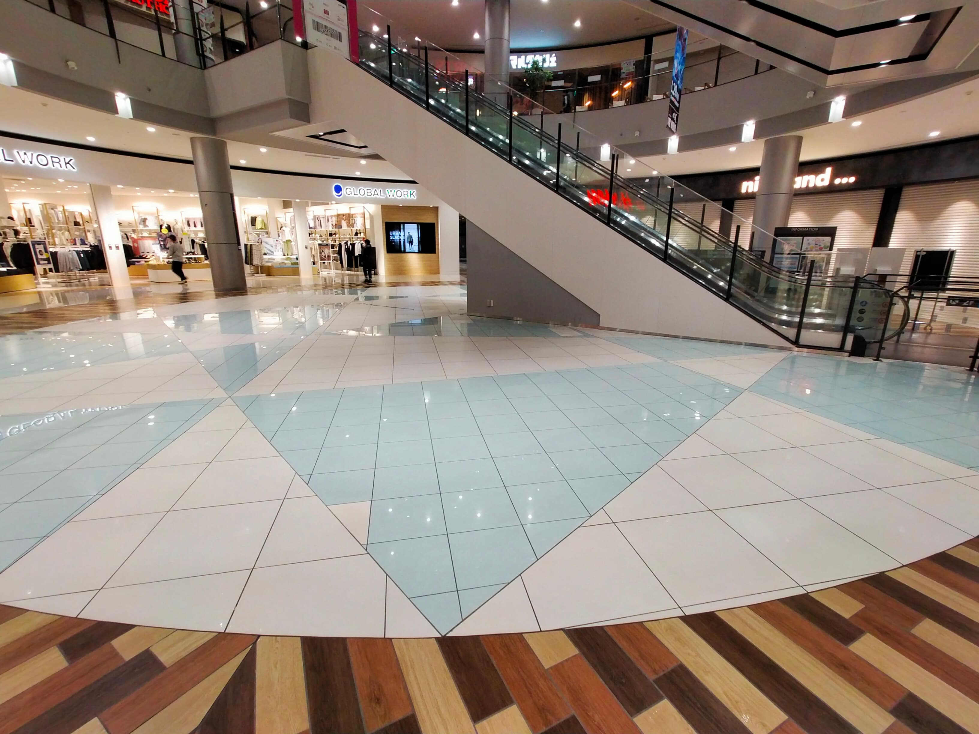 1階水のコート(H&M側)