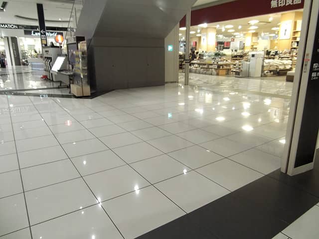 1階中央コート