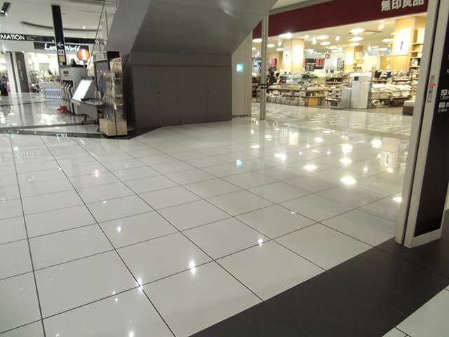 1階中央コート