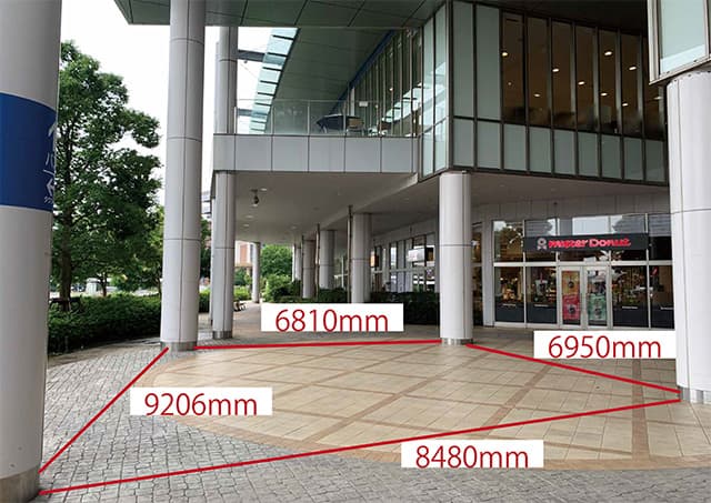 1F センターコート西入口前(屋外)