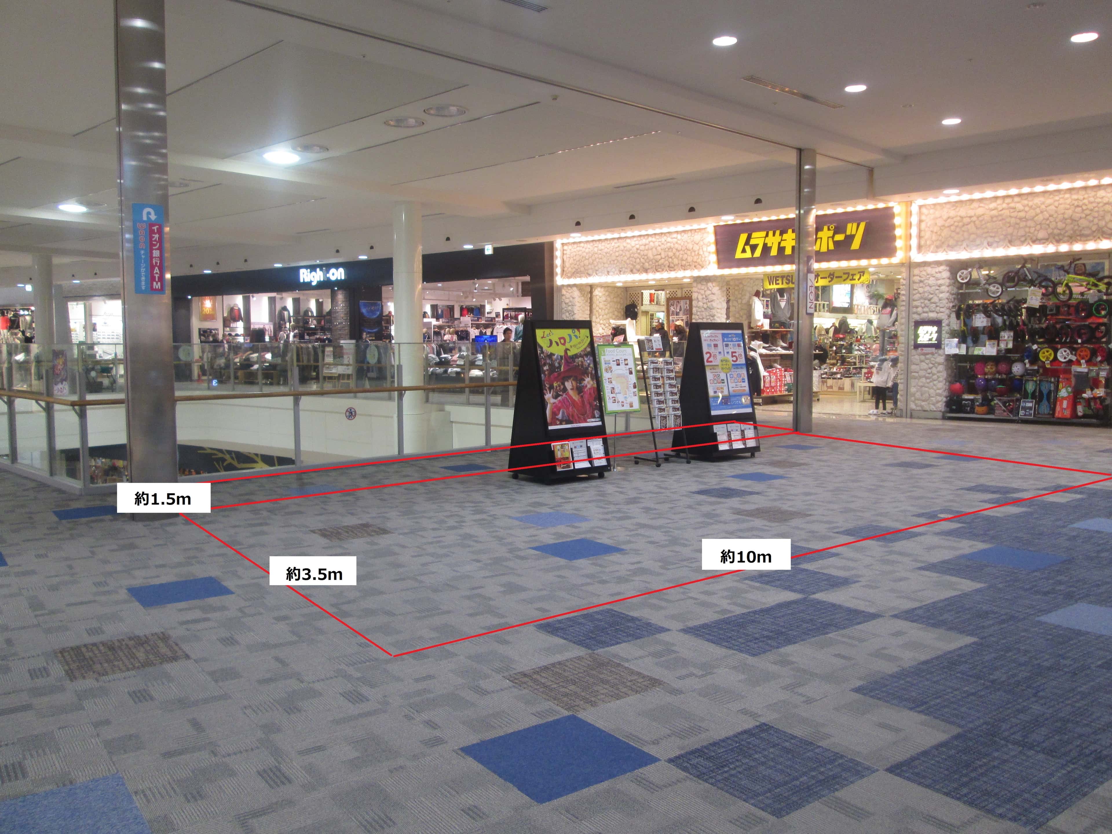 中央エスカレーター前