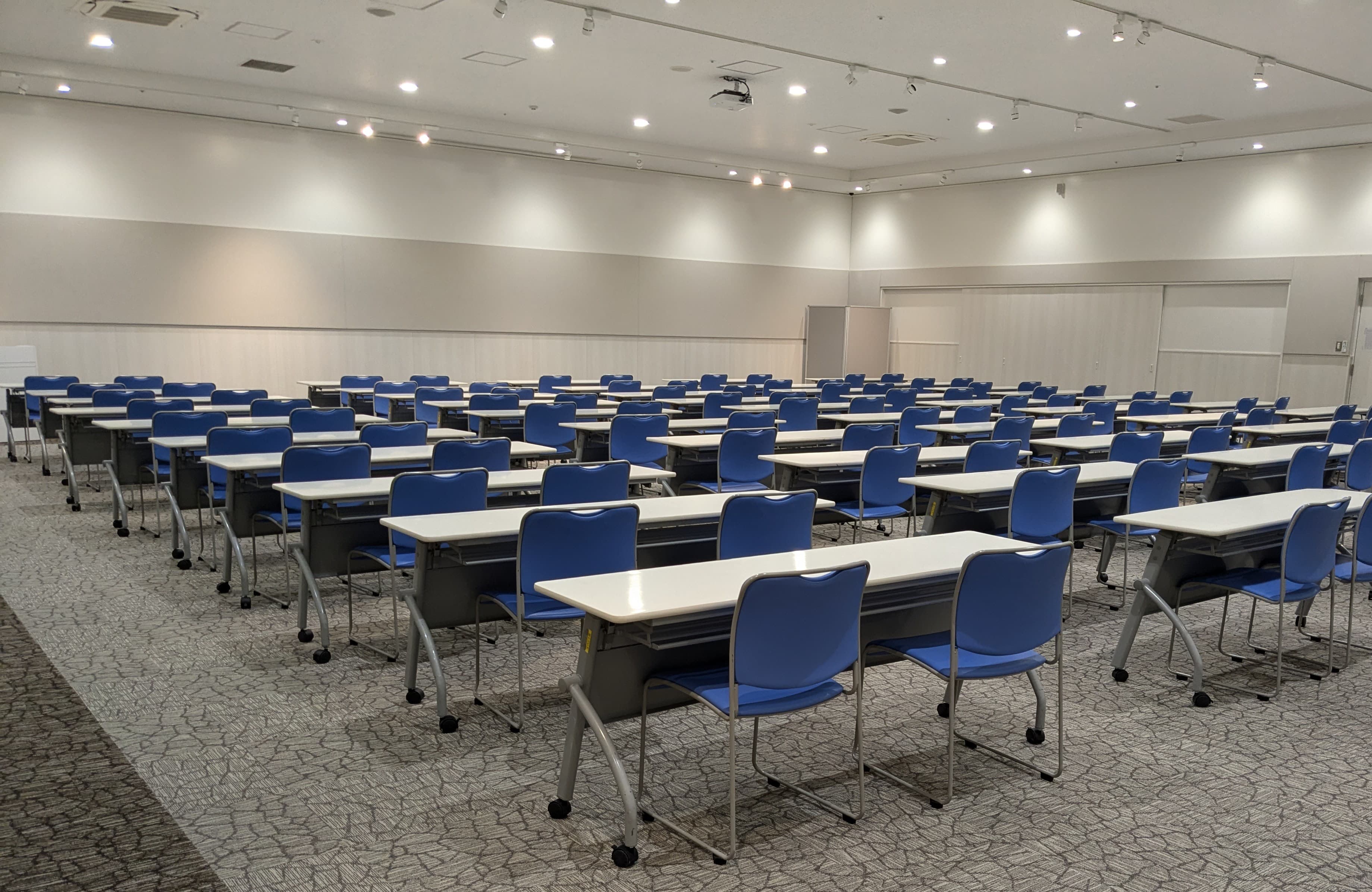 会議用 長机50本 後方より②