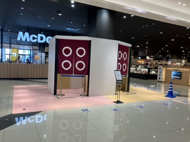 のれんの奥は倉庫としても使えます。貴重品はおけません。