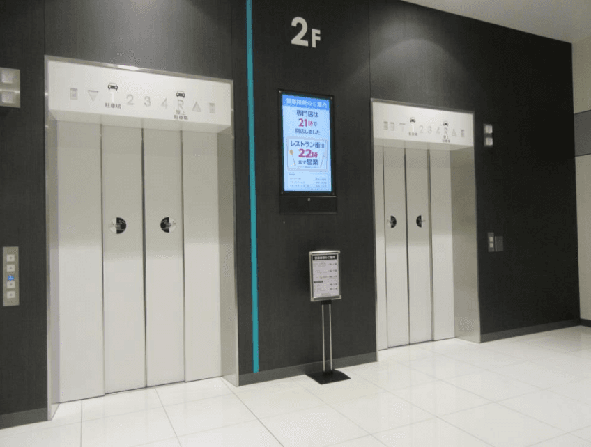 モール内広告 エレベーター