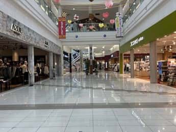 1F 吹抜け(インフォメーション側)