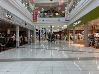 1F 吹抜け(インフォメーション側)