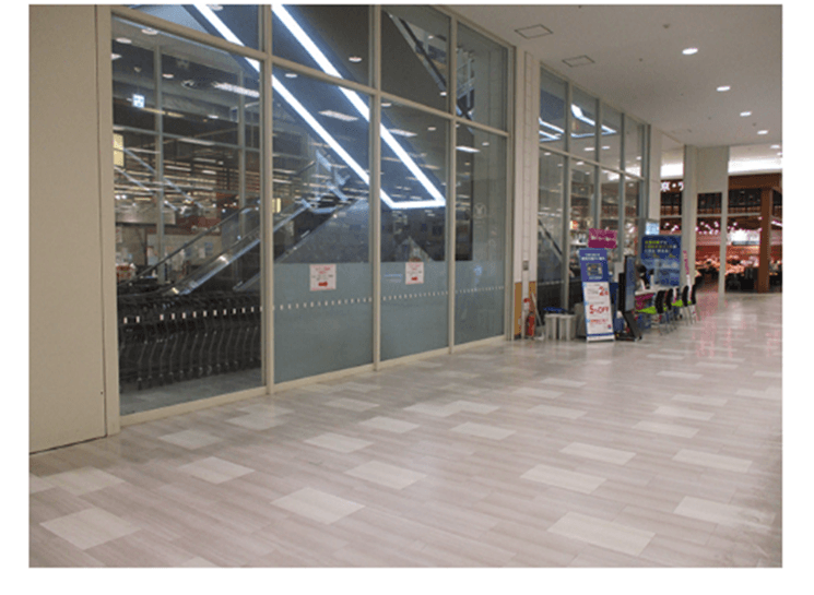 1F 東エスカレーター横