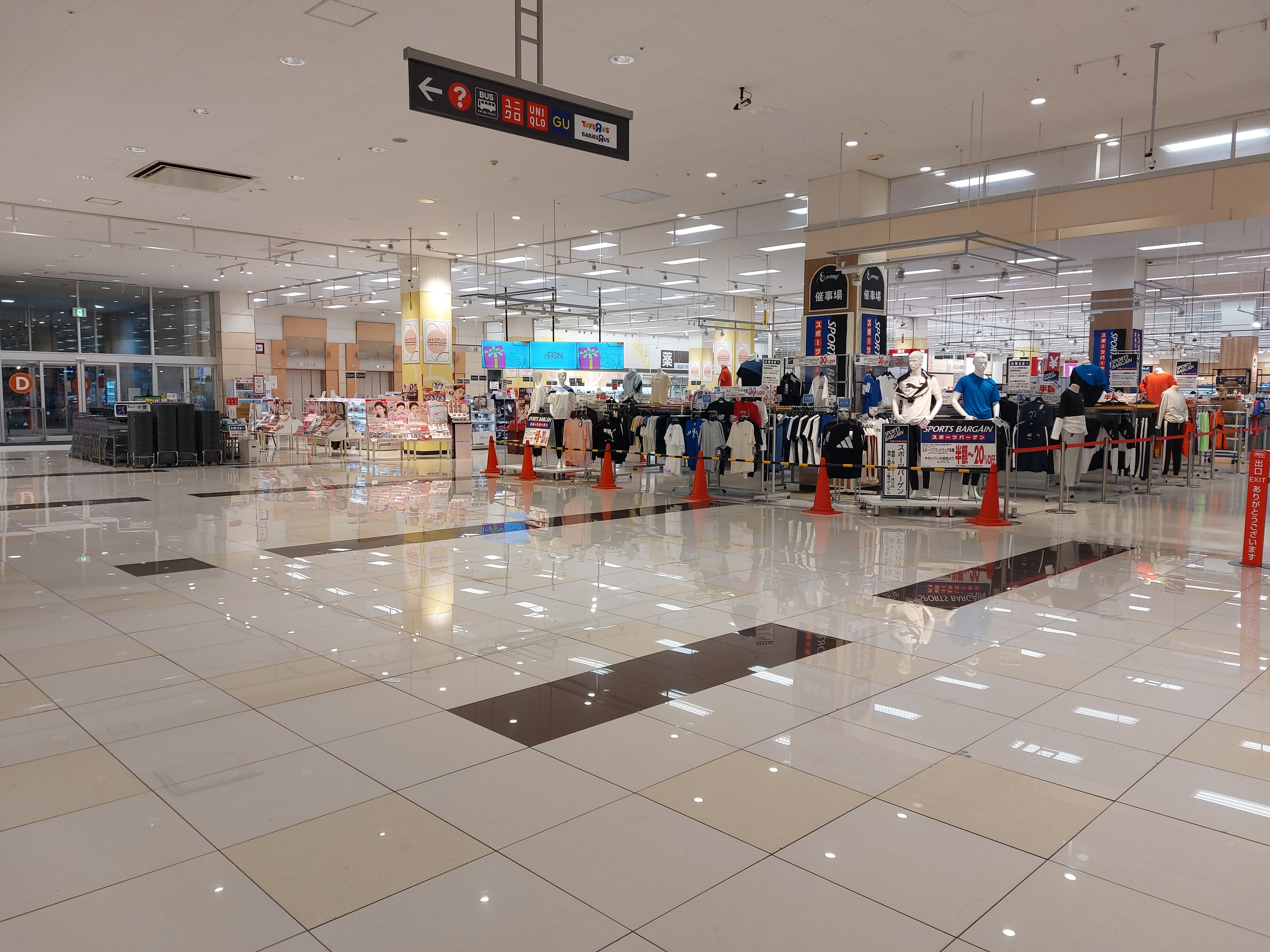 イーストコート横:催事場前