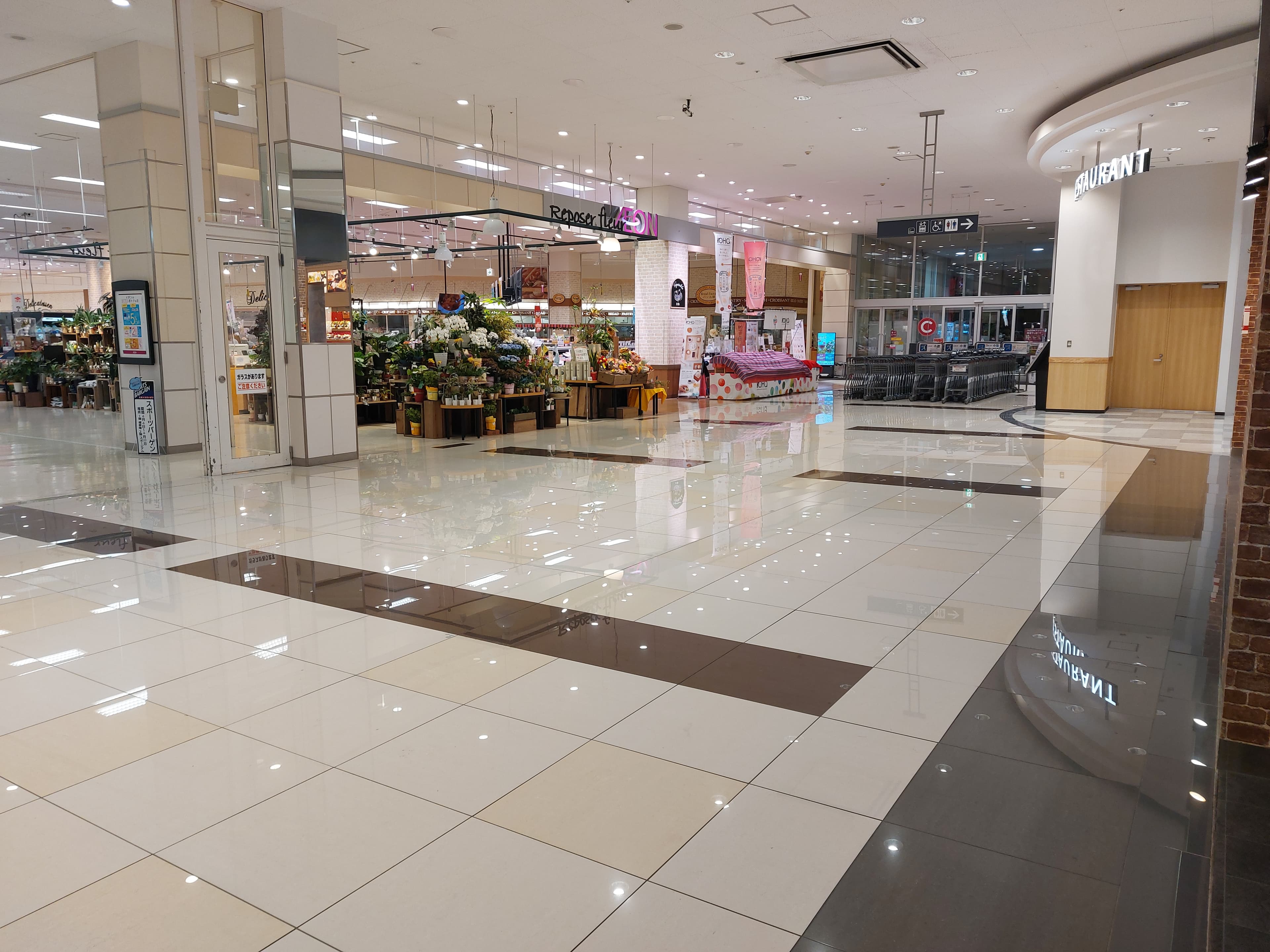 イーストコート横:ルポゼ前