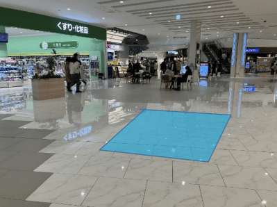 モール内広告 床ステッカー(グラムビューティーク前)1