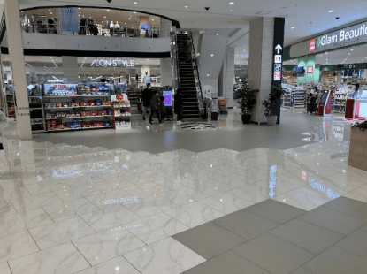 モール内広告 床ステッカー(グラムビューティーク前)