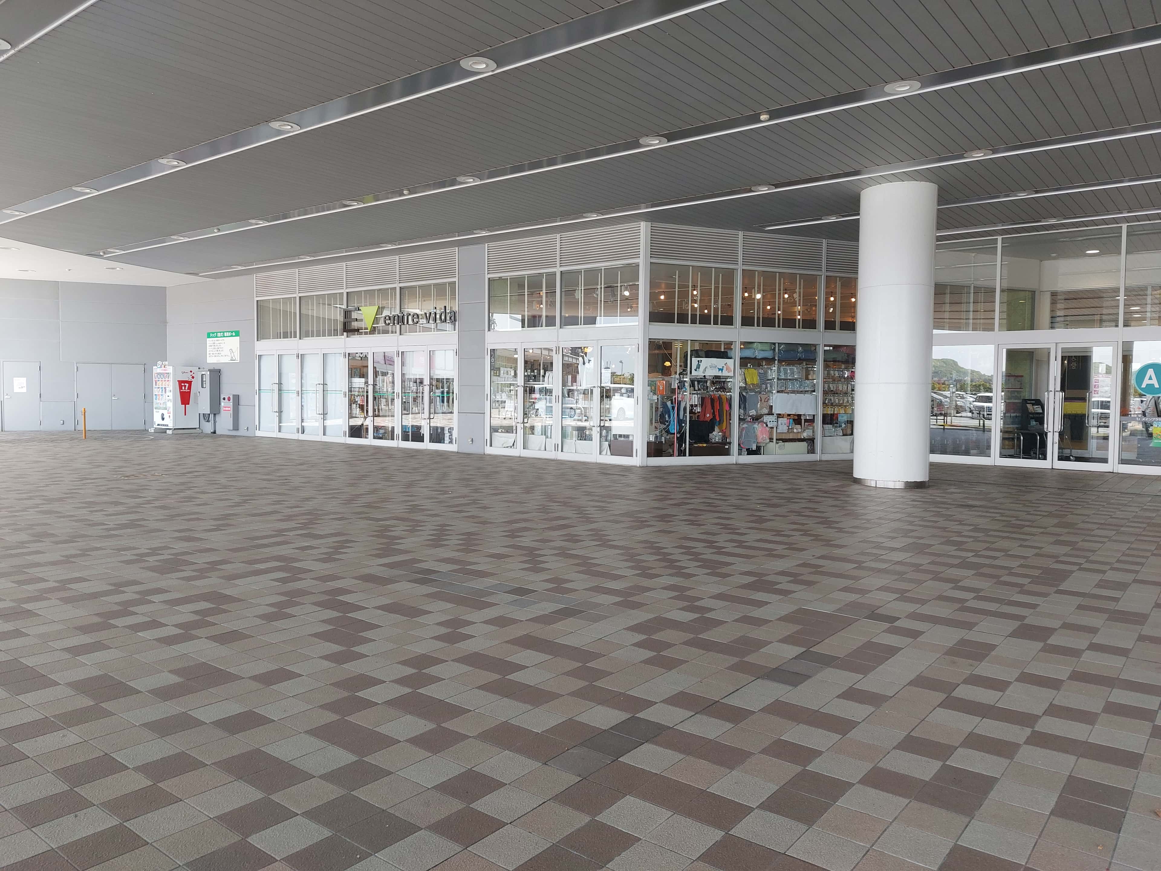 メインプラザ入口