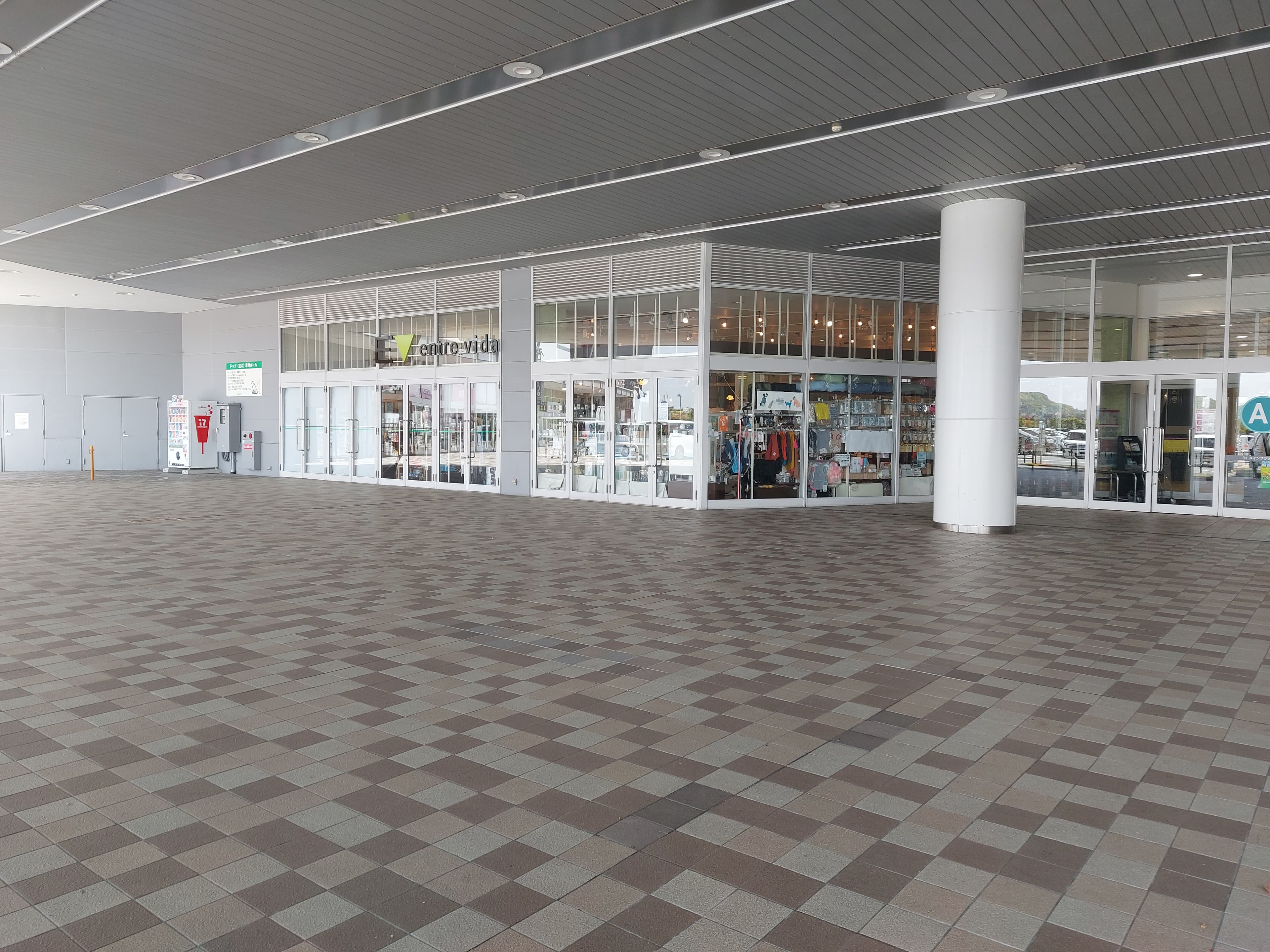 メインプラザ入口