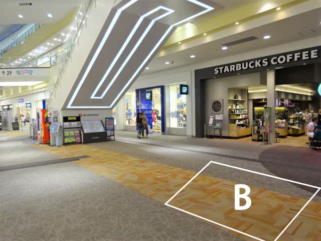 1F中央エスカレーター横B