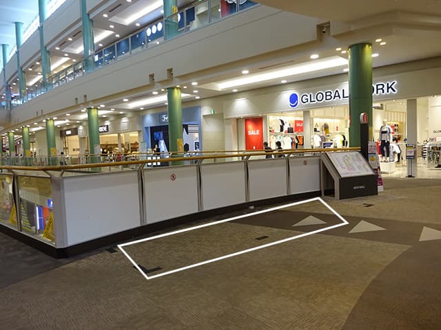 サウスコート2階エスカレーター前