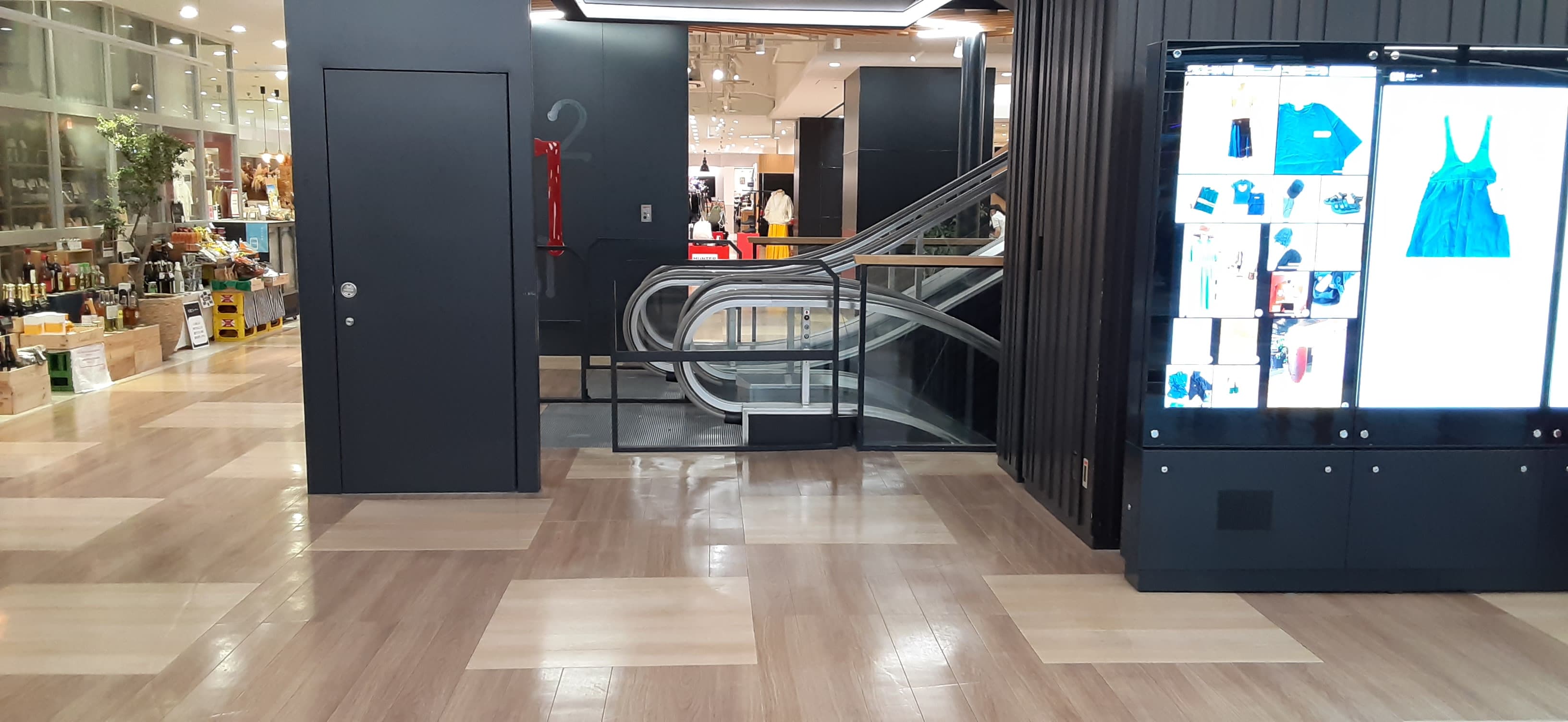 インフォメーション前