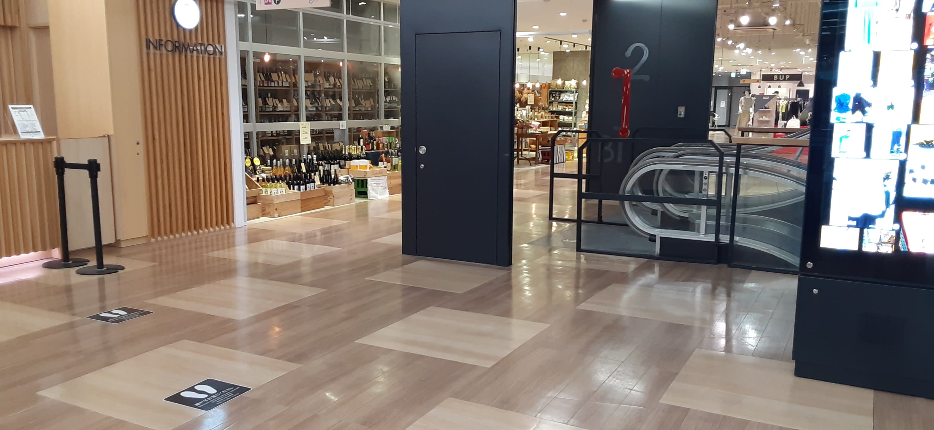 インフォメーション前1