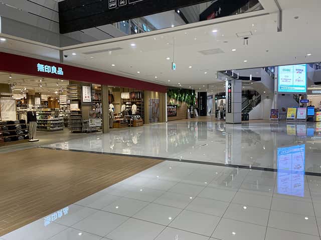 1F センターコート横