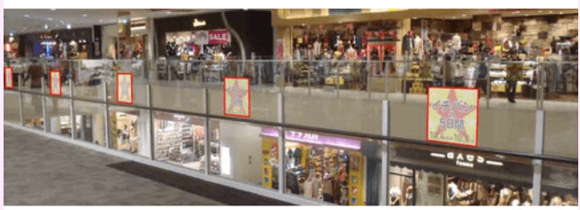 モール内広告 吹き抜けガラス1