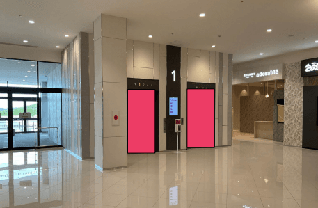 モール内広告 エレベーター1