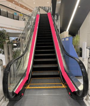モール内広告 エスカレーター手すり