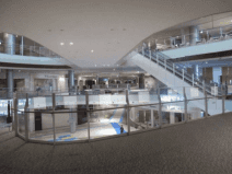 モール内広告 吹き抜けガラス