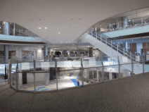 モール内広告 吹き抜けガラス