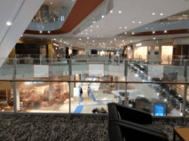 モール内広告 吹き抜けガラス1