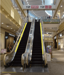 モール内広告 エスカレーター