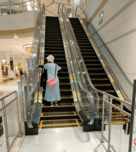 モール内広告 エスカレーター手すり1